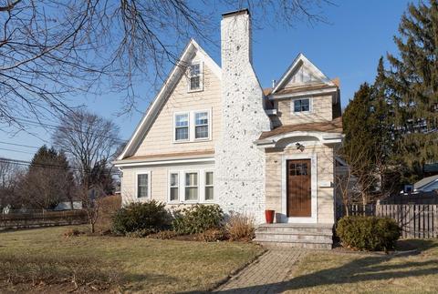 39 Rangeley Rd, Newton, MA 02465 photo 1