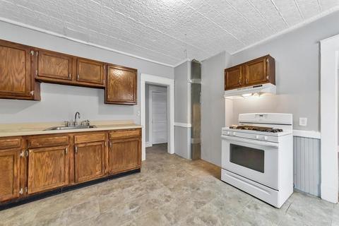 30 Talcott St, Springfield, MA 01107 photo 4