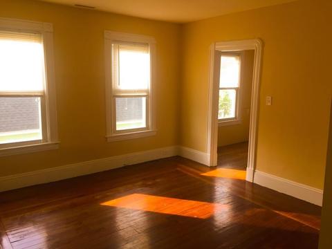 75 Clantoy St, Springfield, MA 01104 photo 2