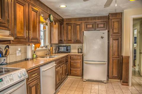 22 Orchardview St, West Springfield, MA 01089 photo 2