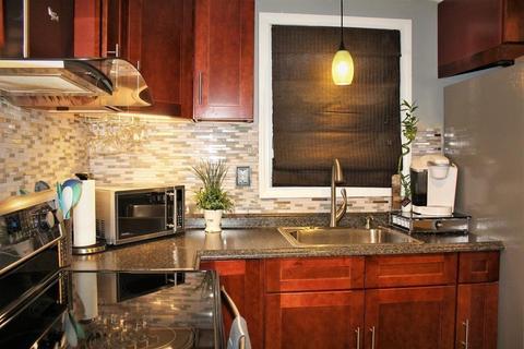 116 Cherokee Dr, Springfield, MA 01109 photo 9