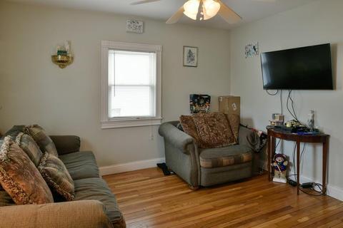 22 Roundy St, Beverly, MA 01915 photo 4