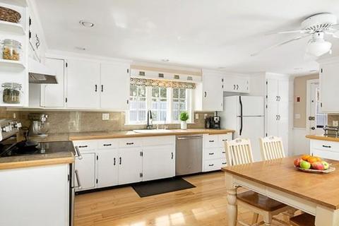 1041 High St, Dedham, MA 02026 photo 3
