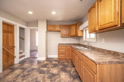97 Thompson St, Springfield, MA 01109 photo 2