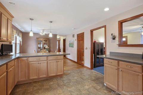 33 Damon St, Danvers, MA 01923 photo 2