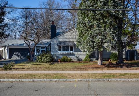 98 Cherokee Dr, Springfield, MA 01109 photo 2