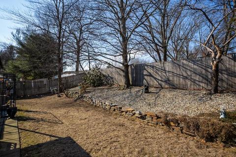 98 Cherokee Dr, Springfield, MA 01109 photo 6