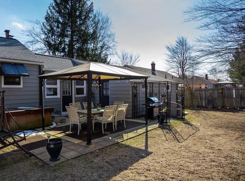 98 Cherokee Dr, Springfield, MA 01109 photo 5