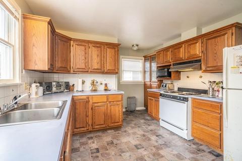 37 Avon Pl, Springfield, MA 01105 photo 11