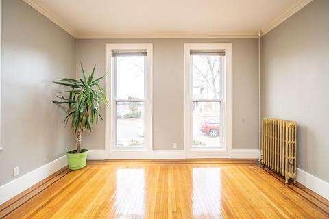 37 Avon Pl, Springfield, MA 01105 photo 2
