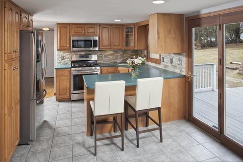2 Eldon St, Middleboro, MA 02346 photo 3