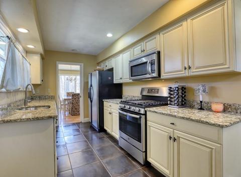 141 Pinecrest Dr, Springfield, MA 01118 photo 3
