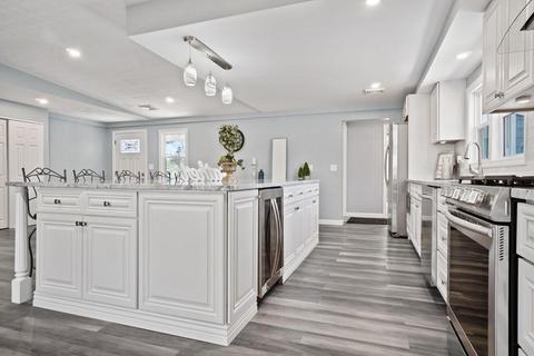 9 Exeter St, Danvers, MA 01923 photo 4