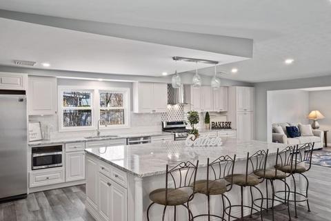 9 Exeter St, Danvers, MA 01923 photo 2