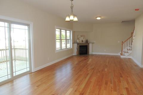 85 Elaine Cir, Springfield, MA 01109 photo 9