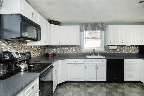 8 Bond Pl, Saugus, MA 01906 photo 4