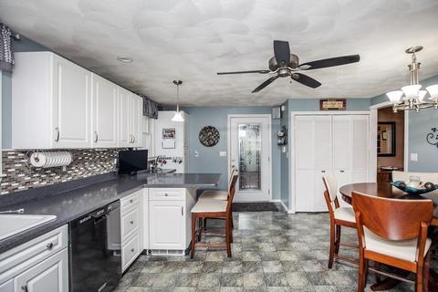 8 Bond Pl, Saugus, MA 01906 photo 3