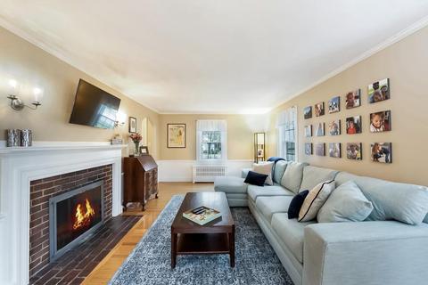 549 Chestnut St, Needham, MA 02492 photo 2