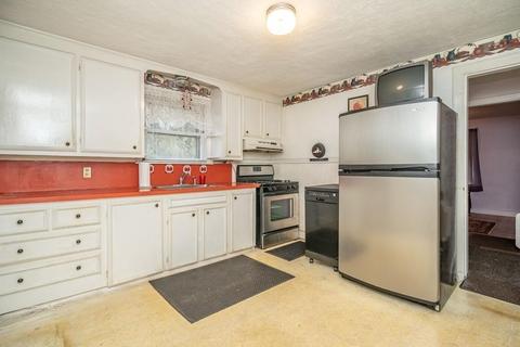 34 Thornton St, Springfield, MA 01104 photo 3