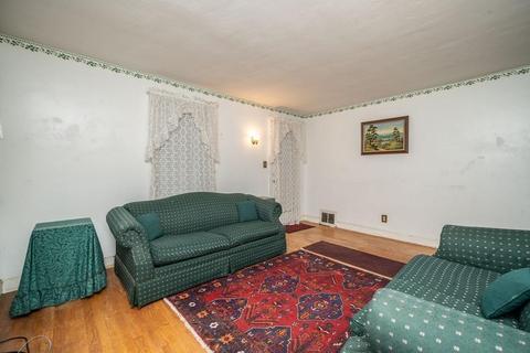 34 Thornton St, Springfield, MA 01104 photo 5