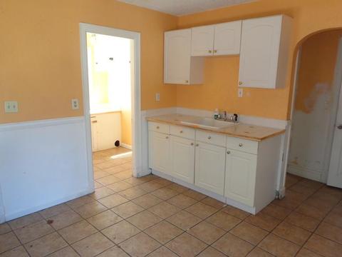 18 Wayne St, Springfield, MA 01118 photo 2