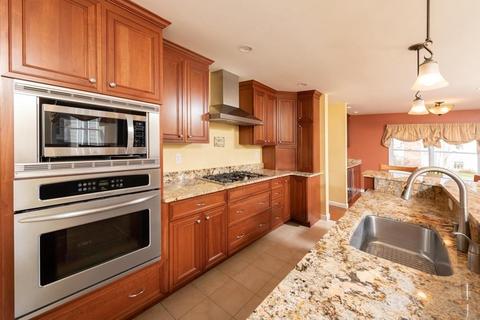 39 Scotland St, Hingham, MA 02043 photo 2