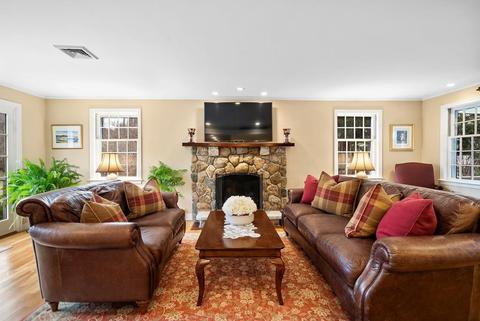 97 Locust Ln, Needham, MA 02492 photo 4