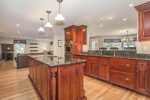 96 Red Gate Ln, Reading, MA 01867 photo 4