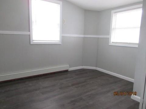 92 Barber St, Springfield, MA 01109 photo 3