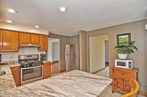 27 Pleasant St, Upton, MA 01568 photo 2