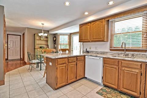 27 Pleasant St, Upton, MA 01568 photo 3
