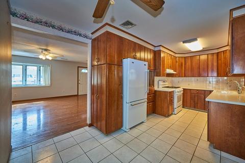 687 Bradley Rd, Springfield, MA 01109 photo 17