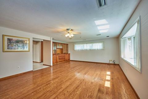 687 Bradley Rd, Springfield, MA 01109 photo 6