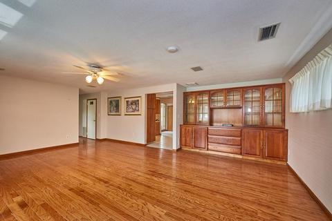 687 Bradley Rd, Springfield, MA 01109 photo 8