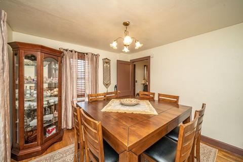 19 Lucerne Rd, Springfield, MA 01119 photo 3