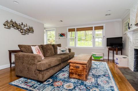 19 Pleasant St, Dover, MA 02030 photo 2