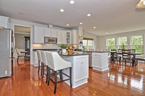27 Howarth Dr, Upton, MA 01568 photo 2