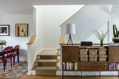 8 Eustis St, Cambridge, MA 02140 photo 2