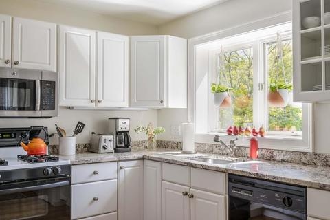 8 Eustis St, Cambridge, MA 02140 photo 3