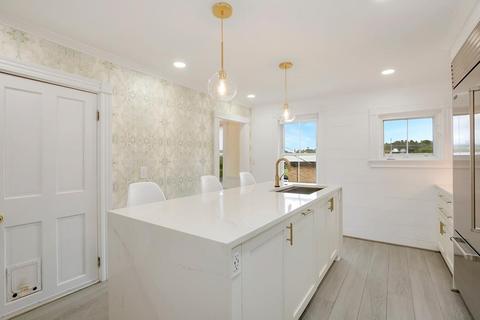 9 Gerry St, Marblehead, MA 01945 photo 4