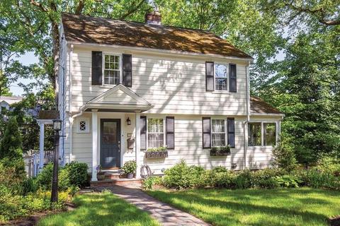 36 Risley Rd, Chestnut Hill, MA 02467 photo 1