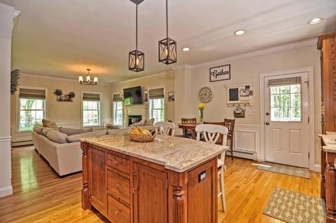 135 South St, Upton, MA 01568 photo 5