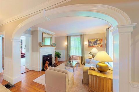 31 Abbott St, Beverly, MA 01915 photo 2
