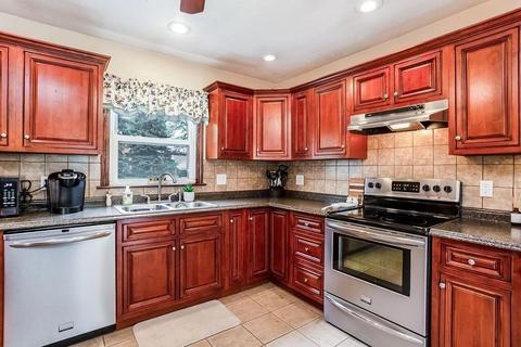 28 Dillon St, Chicopee, MA 01013 photo 4
