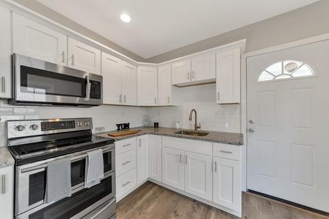 45 Ladd St, Springfield, MA 01109 photo 2