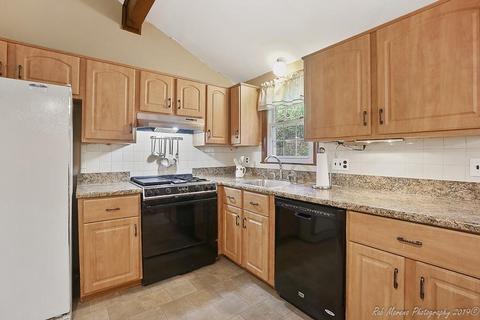 27 Warren St, Georgetown, MA 01833 photo 6