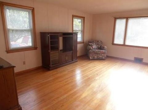 15 Sparrow Dr, Springfield, MA 01119 photo 2