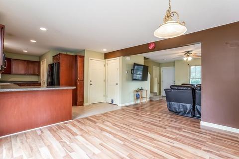 115 Saint James Cir, Springfield, MA 01104 photo 8