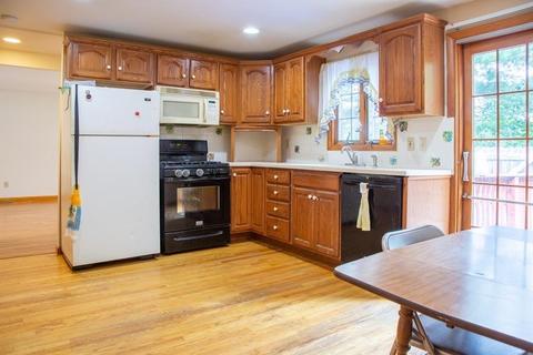 172 Westbrook Dr, Springfield, MA 01129 photo 2