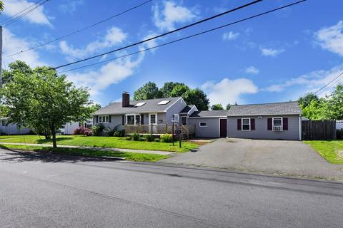 8 Bow St, Danvers, MA 01923 photo 1